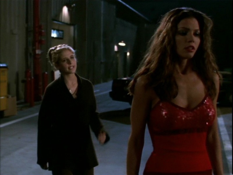 Charisma Carpenter E Sarah Michelle Gellar In Una Scena Dell Episodio Il Desiderio Di Buffy L Ammazzavampiri 51700