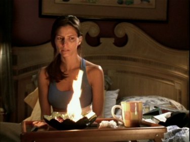 Charisma Carpenter in una scena dell'episodio 'Il desiderio' di Buffy - L'ammazzavampiri