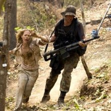Julie Benz e Matthew Marsden in una sequenza drammatica di John Rambo