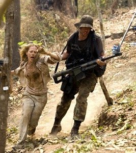 Julie Benz e Matthew Marsden in una sequenza drammatica di John Rambo