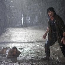 Sylvester Stallone e Julie Benz in una sequenza del film John Rambo