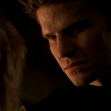 David Boreanaz in una sequenza dell'episodio 'Il giorno dell'Apocalisse' di Buffy - L'ammazzavampiri