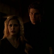 Sarah Michelle Gellar e David Boreanaz in una scena dell'episodio 'Il giorno dell'Apocalisse' di Buffy - L'ammazzavampiri