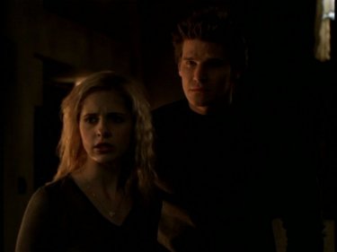 Sarah Michelle Gellar e David Boreanaz in una scena dell'episodio 'Il giorno dell'Apocalisse' di Buffy - L'ammazzavampiri