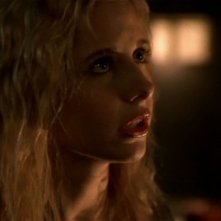 Sarah Michelle Gellar in una scena dell'episodio 'Il giorno dell'Apocalisse' di Buffy - L'ammazzavampiri