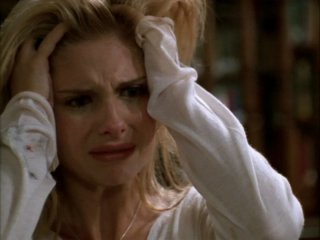 Sarah Michelle Gellar sconvolta in una scena dell'episodio 'Compleanno di terrore' di Buffy - L'ammazzavampiri