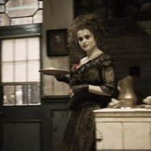 Helena Bonham Carter in una sequenza del film Sweeney Todd