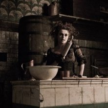Helena Bonham Carter in una scena del film Sweeney Todd
