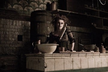 Helena Bonham Carter in una scena del film Sweeney Todd