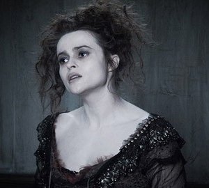 Helena Bonham Carter in una scena del film Sweeney Todd - il diabolico barbiere di Fleet Street