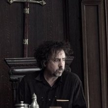 Una bella immagine di Tim Burton sul set di Sweeney Todd