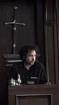 Una bella immagine di Tim Burton sul set di Sweeney Todd