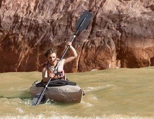 Emile Hirsch in una sequenza del film Into the Wild, diretto da Sean Penn