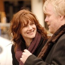 Philip Seymour Hoffman con Laura Linney in un'immagine de La famiglia Savage