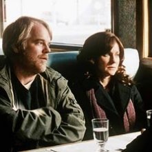 Philip Seymour Hoffman con Laura Linney in una scena de La famiglia Savage