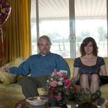 Philip Seymour Hoffman insieme a Laura Linney in una scena de La famiglia Savage