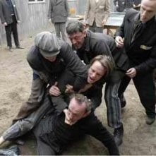 Una sequenza drammatica del film Il falsario - Operazione Bernhard