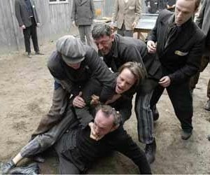 Una sequenza drammatica del film Il falsario - Operazione Bernhard