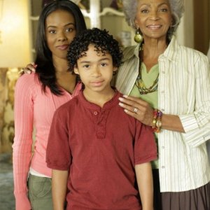 Heroes Volume II - Episodio 5: foto di famiglia per Monica (Dana Davis), Nana (Nichelle Nichols) e Micah (Noah Gray-Cabey)