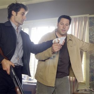 Heroes Volume II - Episodio 5: Matt (Greg Grunberg) e Nathan (Adrian Pasdar) mostrano una foto a Maury (Alan Blumenfeld)   