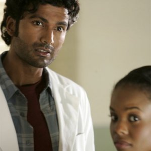Heroes Volume II - Episodio 6: Mohinder (Sendhil Ramamurthy) cura Monica (Dana Davis)