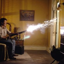 Josh Brolin in una scena del film Non è un paese per vecchi