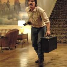 Josh Brolin in una scena drammatica del film Non è un paese per vecchi