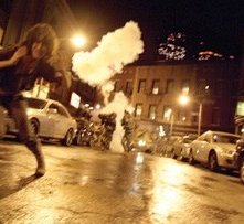 Lizzy Caplan in una sequenza di Cloverfield