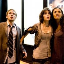 Michael Stahl-David con Lizzy Caplan e Jessica Lucas in una scena di Cloverfield