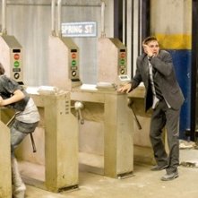 Michael Stahl-David con Lizzy Caplan in una scena di Cloverfield