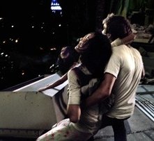 Michael Stahl-David e Odette Yustman in una scena di Cloverfield