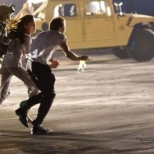 Michael Stahl-David e Odette Yustman in una scena di Cloverfield (2008)