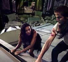 Michael Stahl-David, Odette Yustman e Jessica Lucas in una scena di Cloverfield