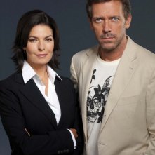 Sela Ward e Hugh Laurie in una foto promozionale per la seconda stagione di Dr House: Medical division