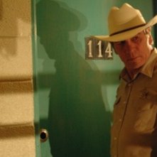 Tommy Lee Jones in una scena del film Non è un paese per vecchi