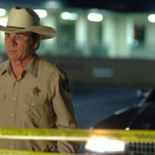 Tommy Lee Jones in una scena del film Non è un paese per vecchi (2007)