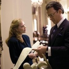 Amy Adams e Tom Hanks in una foto del film La guerra di Charlie Wilson