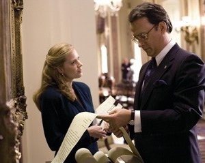 Amy Adams e Tom Hanks in una foto del film La guerra di Charlie Wilson