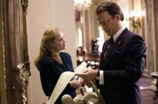 Amy Adams e Tom Hanks in una foto del film La guerra di Charlie Wilson