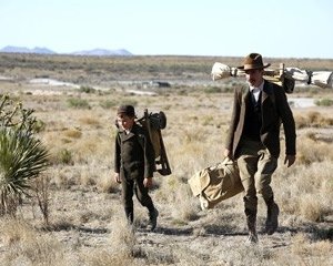 Daniel Day-Lewis con il piccolo Dillon Freasier in una sequenza de Il petroliere