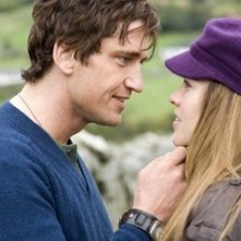 Gerard Butler con Hilary Swank in una scena del film P.S. I Love You - Non è mai troppo tardi per dirlo