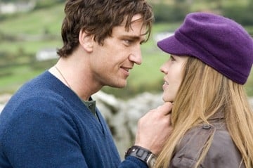 Gerard Butler con Hilary Swank in una scena del film P.S. I Love You - Non è mai troppo tardi per dirlo