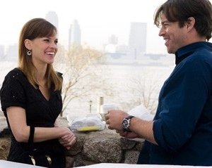 Harry Connick Jr. con Hilary Swank in una sequenza del film P.S. I Love You - Non è mai troppo tardi per dirlo