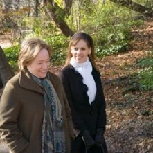 Hilary Swank e Kathy Bates in una scena del film P.S. I Love You