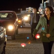 Jessica Alba con Alessandro Nivola (sullo sfondo) in una scena del film The Eye