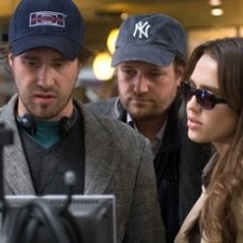 Jessica Alba con Xavier Palud e David Moreau sul set del film The Eye