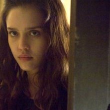 la tormentata Jessica Alba in una scena del film The Eye
