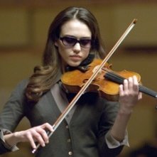 Jessica Alba suona il violino in una sequenza del film The Eye