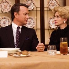 Julia Roberts e Tom Hanks in una foto del film La guerra di Charlie Wilson