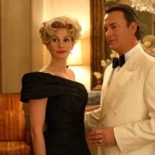 Julia Roberts e Tom Hanks in una foto del film La guerra di Charlie Wilson (Charlie Wilson's War, 2007)